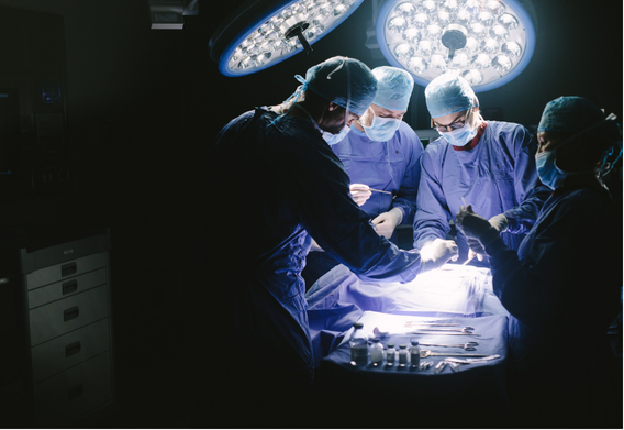 Dr. Daniel Zanatti realizando uma cirurgia facial
